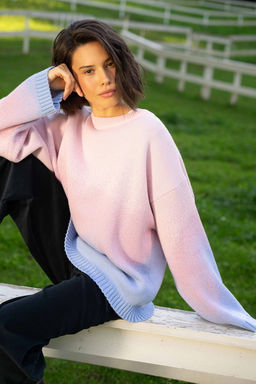 Джемпер оверсайз из смесовой шерсти "Розовый лед" женский