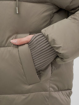 Куртка зимняя женская с мехом и капюшоном тренд коричневого цвета 7658K - Visdeer фото 4