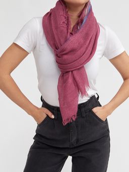 в составе шерсть Легкий,мягкий палантин из новой необычной ткани елочка.