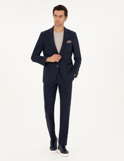Темно-синий приталенный костюм