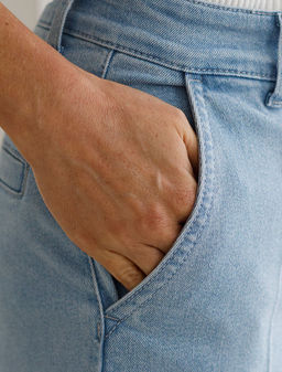 Прямые джинсы из эластичного плотного денима