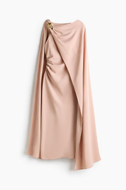 Vestido con capa decorativa