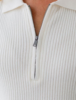 D39.351 Джемпер женский натуральный белый