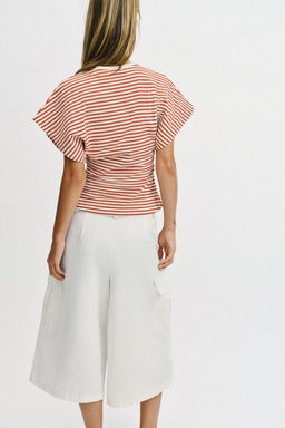 CAMISETA ENTALLADA RAYAS / Raya Roja