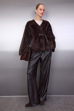 Kahverengi Oversize Kal?p Baglama Detayl? Pelus Ceket Mont TWOAW26MO00055