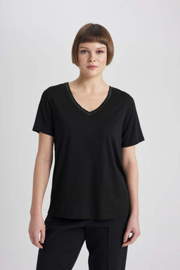 Футболка стандартного кроя с V-образным вырезом и короткими рукавами