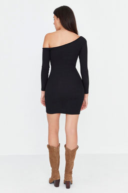 Siyah Vucuda Oturan Asimetrik Yaka Omzu Ac?k Mini Fitilli Esnek Orme Kalem Elbise TWOAW23EL00118