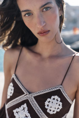 TOP TIRANTES BORDADOS / Marr?n