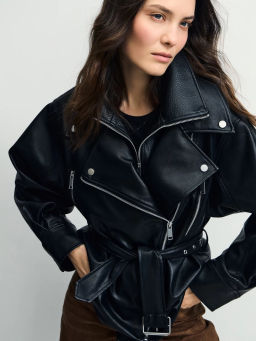 Куртка-косуха с ремнем на поясе из искусственной кожи / Zarina