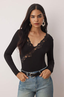 Siyah Dantel Seritli V Yaka Orme Body TPRAW26BD00018