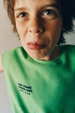 CAMISETA MANGA SISA TEXTO RELIEVE / VERDE