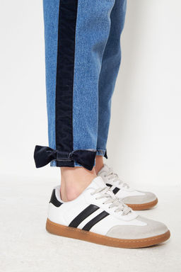 TRENDYOLMILLA Mavi Fiyonk/Kurdele Detayl? Kadife Yan Seritli Yuksek Bel Mom Jeans TWOSS25JE00186
