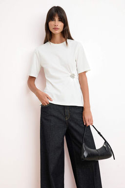 Ekru Regular/Normal Kal?p K?sa Kollu Aksesuar Detayl? Tok %100 Pamuk Orme T-Shirt TWOSS26TS00086