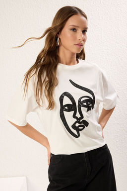 TRENDYOLMILLA Ekru %100 Pamuk Kabartma Bask?l? Oversize/Genis Kal?p Orme T-Shirt TWOSS25TS00081