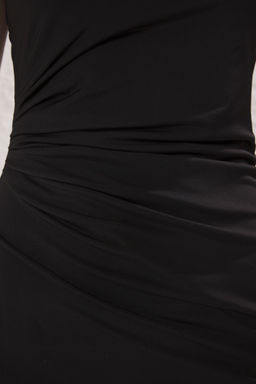 Siyah Vucuda Oturan Midi Tek Omuz Ayarlanabilir Ask?l? Orme Kalem Elbise TWOSS23EL01577