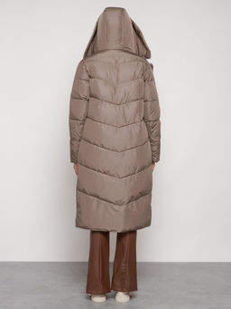 Пальто утепленное с капюшоном зимнее женское коричневого цвета 132255K - Visdeer фото 30