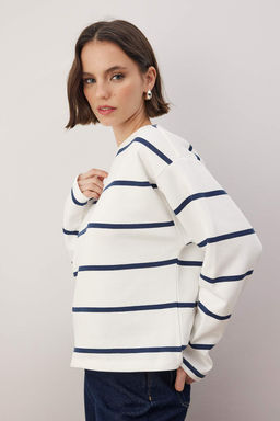 Ekru Cizgili Regular/Normal Kal?p Bisiklet Yaka Orme Sweatshirt TWOAW26SW00255 - Trendyolmilla фото 2