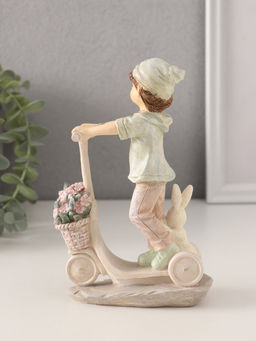 Фигурка полистоун Мальчишка на самокате, с кроликом и корзиной цветов, 11.5?4.5?16.5 см