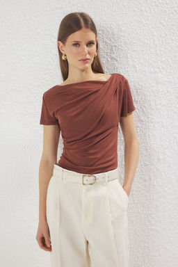 Trendyolmilla Siyah Buzgu/Drape Detayl? Fitted/Vucuda Oturan Orme Bluz TWOSS25BZ00278