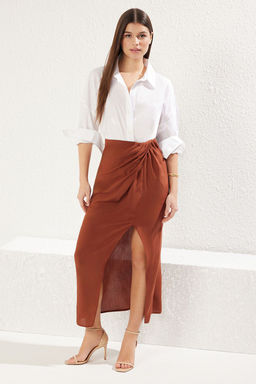 TRENDYOLMILLA Kahverengi Dokumlu Kumas Buzgu Detayl? Y?rtmacl? Maxi Boy Dokuma Etek TWOSS25ET00094 фото 3