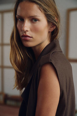 CHALECO CRUZADO CINTUR?N CON LINO / Marr?n chocolate - Zara фото 4