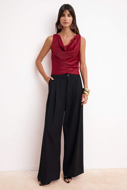 K?rm?z? Duz Degaje Yaka Kolsuz Dokuma Saten Bluz TPRSS26BZ00069