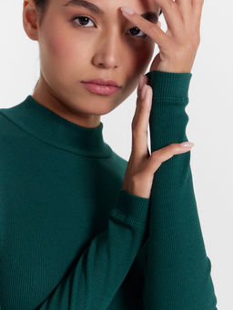 Изумрудное платье миди с длинными рукавами в рубчик