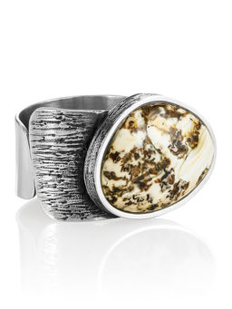 Широкое кольцо с текстурным янтарём