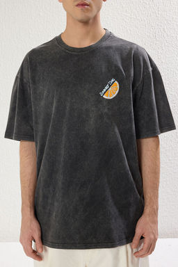 TRENDYOL MAN Antrasit Oversize/Genis Kesim Soluk Efektli Bask?l? Kal?n %100 Pamuk Tok T-shirt TMNSS25TS00015 - Trendyolmilla фото 3