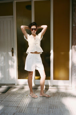 TOP PEPLUM CON BOTONES DORADOS / Blanco roto