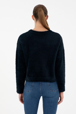 Женский темно-синий свитер с круглым вырезом и мягкой текстурой