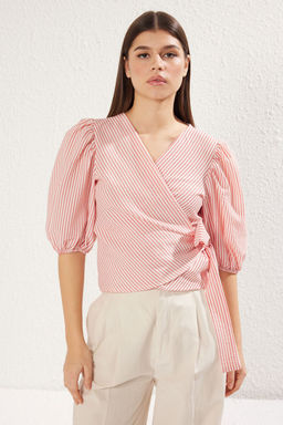 K?rm?z? Kruvaze Baglama Detayl? Gofre Kumas Dokuma Bluz TWOSS24BZ00345