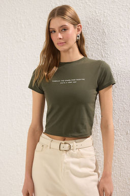 Haki Slogan Bask?l? Crop Fitted/Vucuda Oturan Orme T-Shirt TWOSS25TS00037