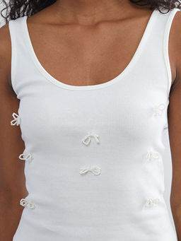 U Yaka Boncuk ??lemeli Fiyonklu Bluz