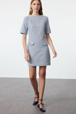 TRENDYOLMILLA Mavi Kazayag? Duz Kesim Dugme Detayl? Tuvit Dokuma Elbise TWOAW25EL00158 фото 7