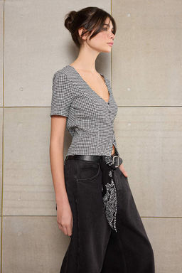 Teen Siyah Ekose Fitted/Vucuda Oturan Dugmeli K?sa Kollu Buzgulu Dokulu Orme Bluz TWOSS26BZ00031