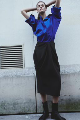 FALDA MIDI PLIEGUES / Negro