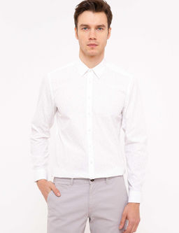 Белая приталенная рубашка с длинным рукавом