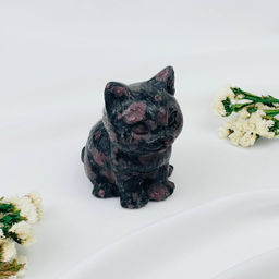 Фигурка Кот из Граната с Арфедсонитом