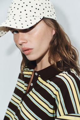 GORRA SARGA TOPOS BORDADOS CORAZONES / Crudo