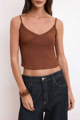 Kahverengi Fitted/Vucuda Oturan Havuz Yaka Dantel Detayl? Crop Dokulu Orme Bluz TWOSS26BZ00160 - Trendyolmilla фото 3