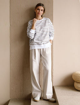 D49.055 Джемпер женский белый-кофе полоса