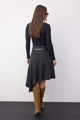 Wardrobe Essentials Siyah Kemerli Asimetrik Midi Denim Etek TWOAW26ET00076 - Trendyolmilla фото 4