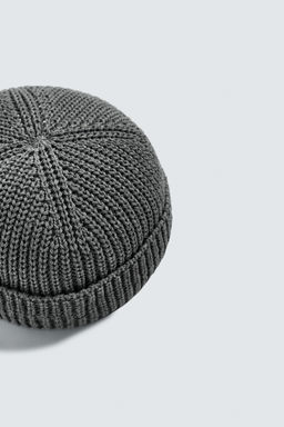 GORRO CORTO / Gris