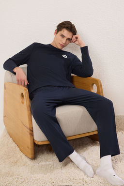 TRENDYOL MAN Lacivert Regular Fit Deve Bask?l? Orme Pijama Tak?m? TMNAW25PT00013