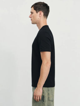 Базовая футболка slim fit / Zarina