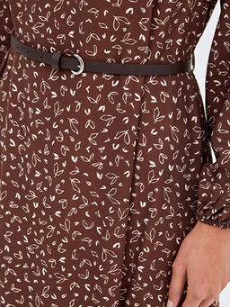 Dik Yaka Beli Kemerli Desenli Elbise