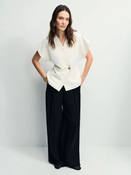 Приталенный жилет с декоративной пуговицей / Zarina