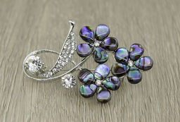 Брошь "Весенние цветы" перламутр гелиотис