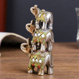 Фигурка полистоун «Пирамида из 3-х слонов в попонах с бахромой», 11.8×6.7×2.8 см